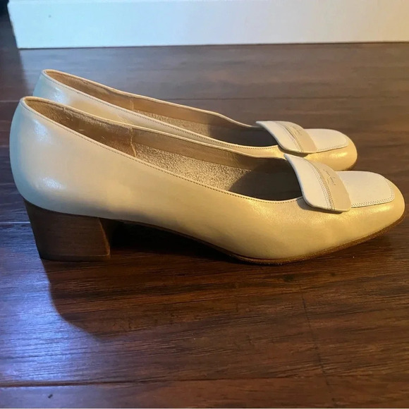 Salvatore Ferragamo Dress Shoes-Tan and white, low heel- Fancy Size 6 - Picture 4 of 11